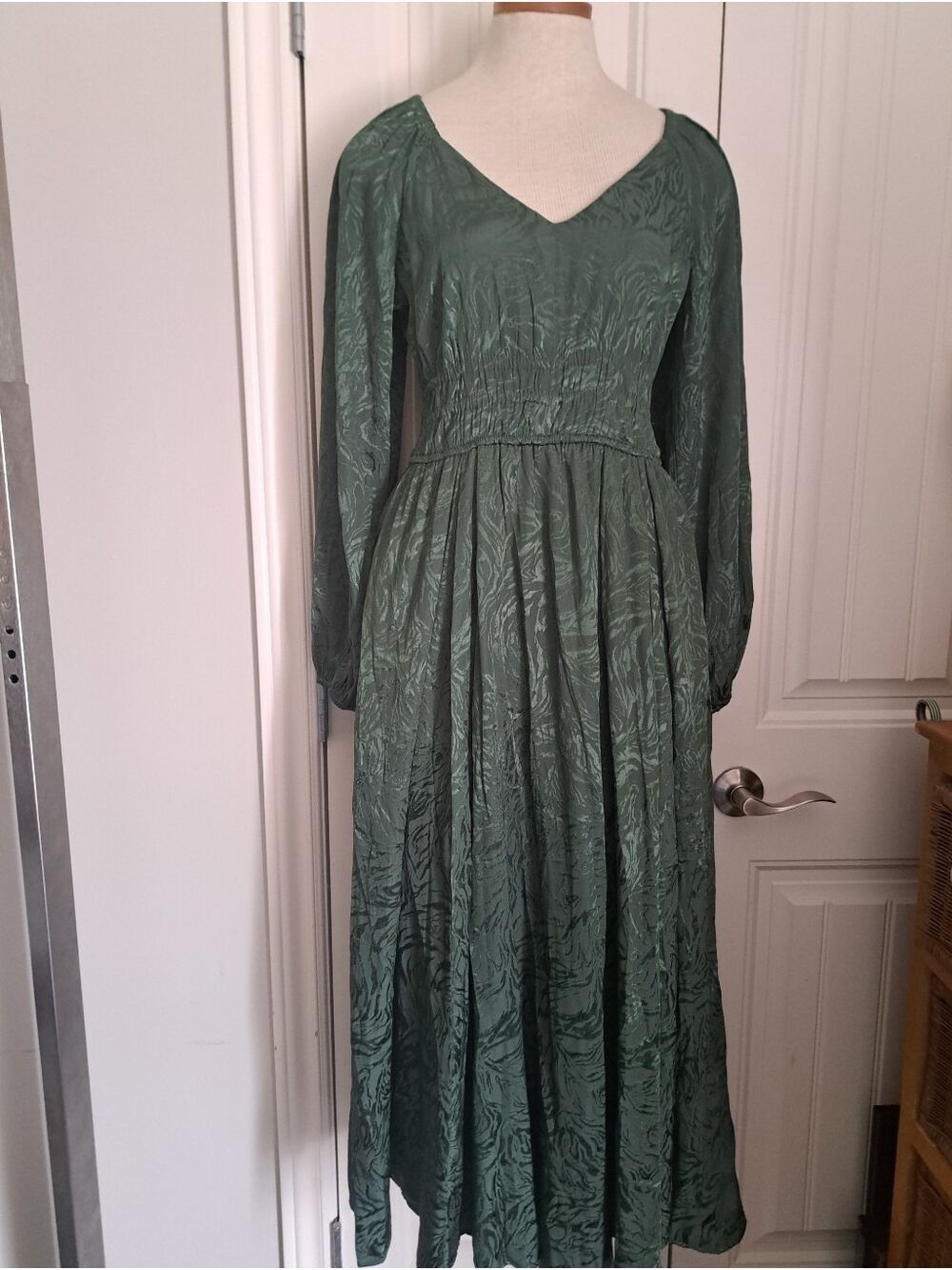 TAYLOR  Long Sleeve V-Neck Maxi Dress GREEN embossed smocked lined flowy Small